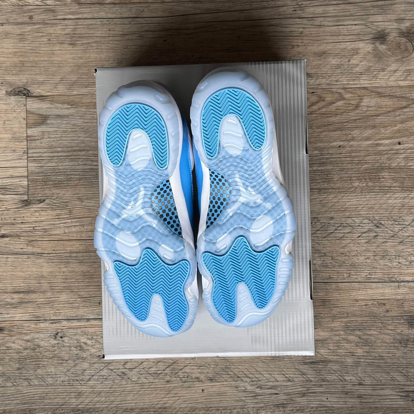 Jordan 11 Retro Low University Blue (2026)