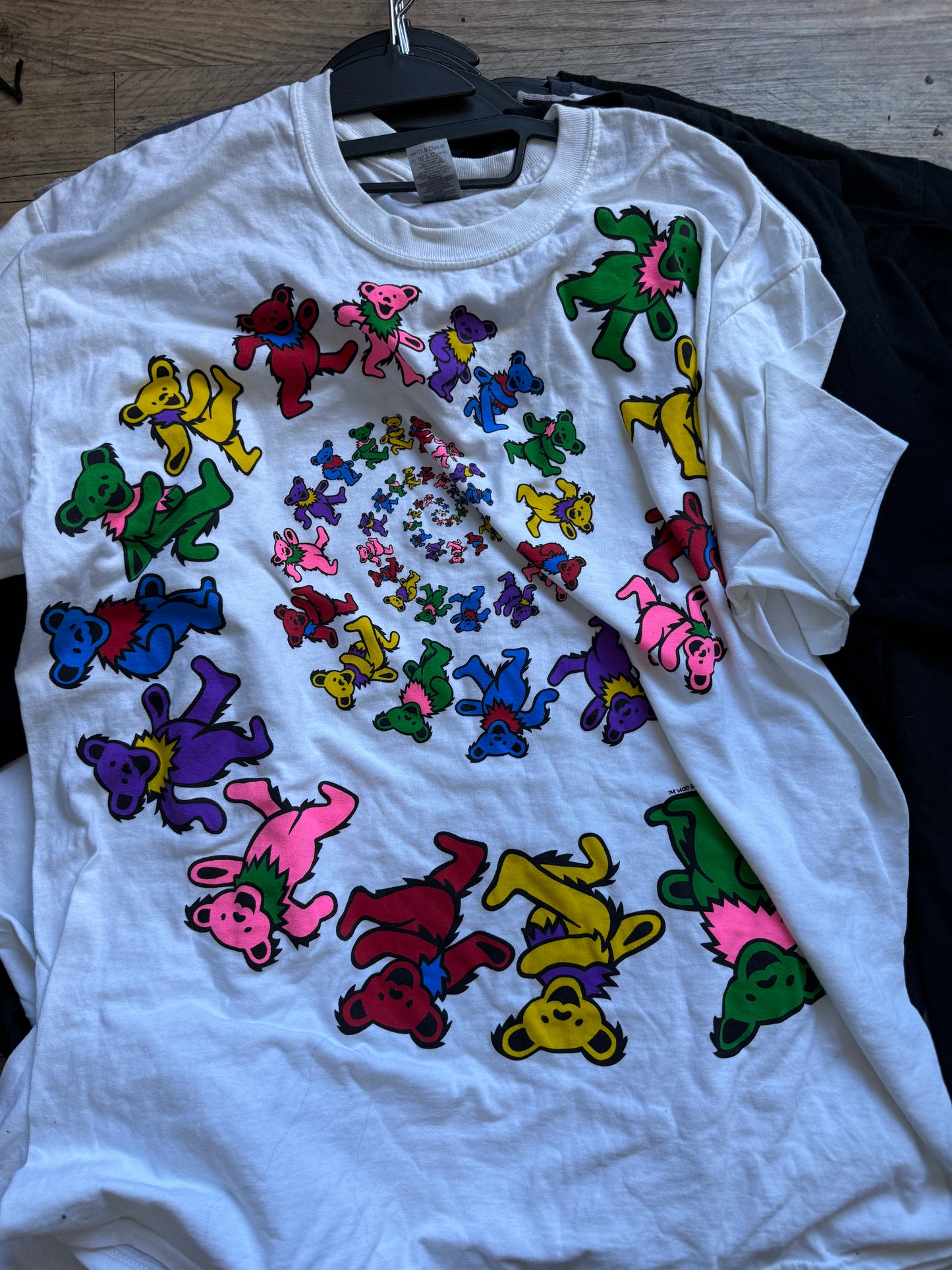 multicolored bear tee size L