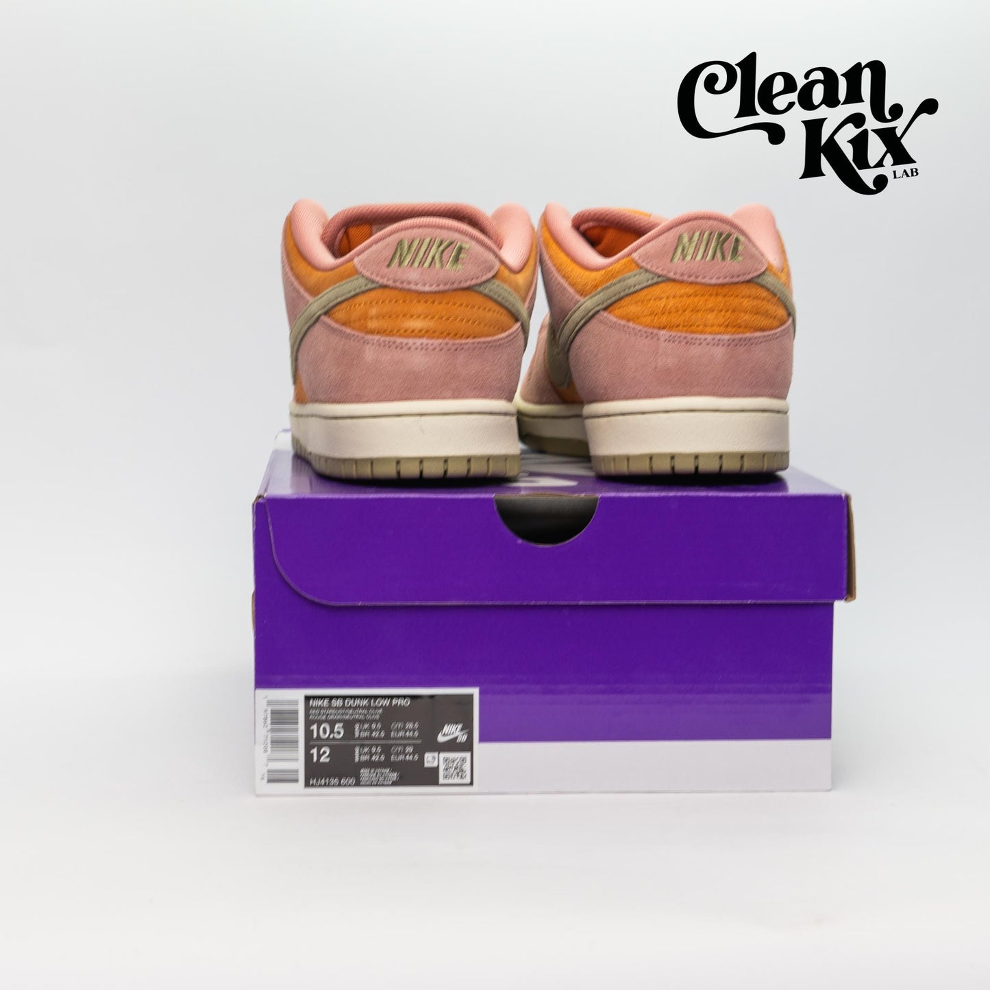 Nike SB Dunk Low "Red Stardust"