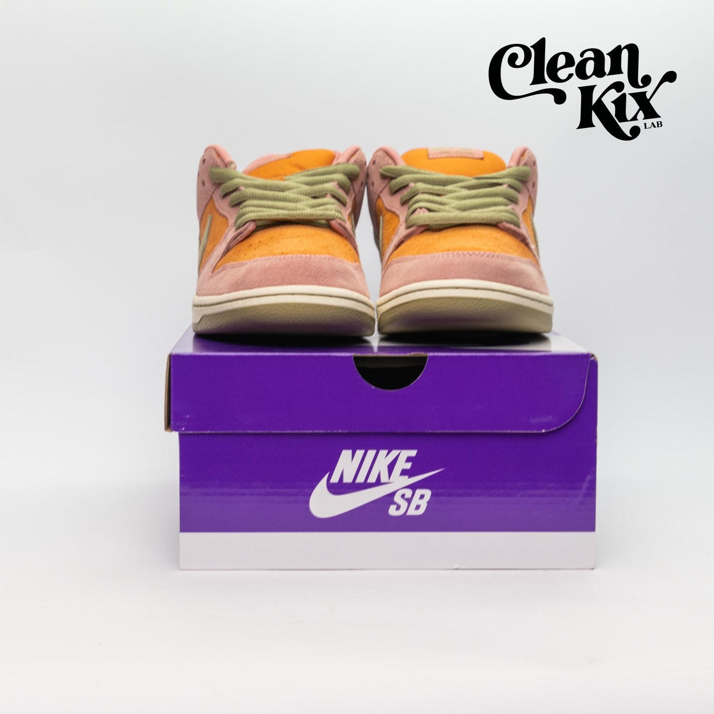 Nike SB Dunk Low "Red Stardust"