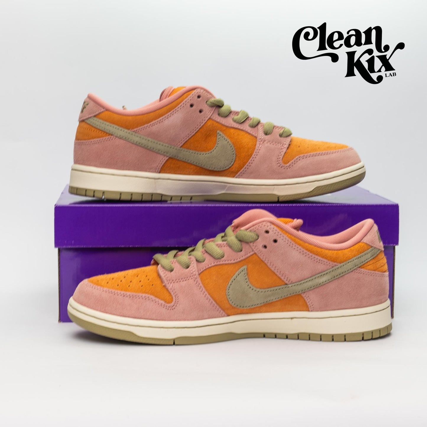 Nike SB Dunk Low "Red Stardust"