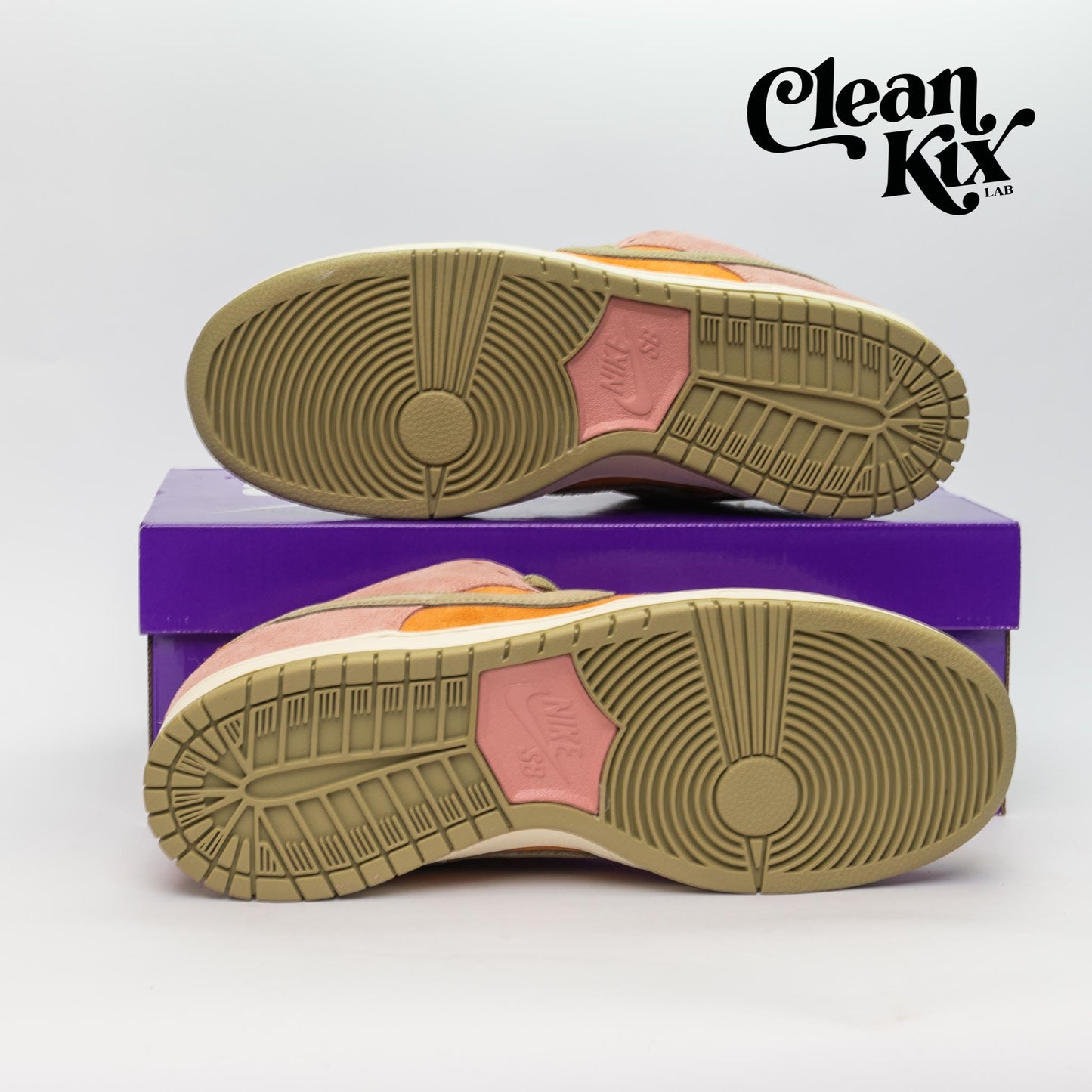 Nike SB Dunk Low "Red Stardust"