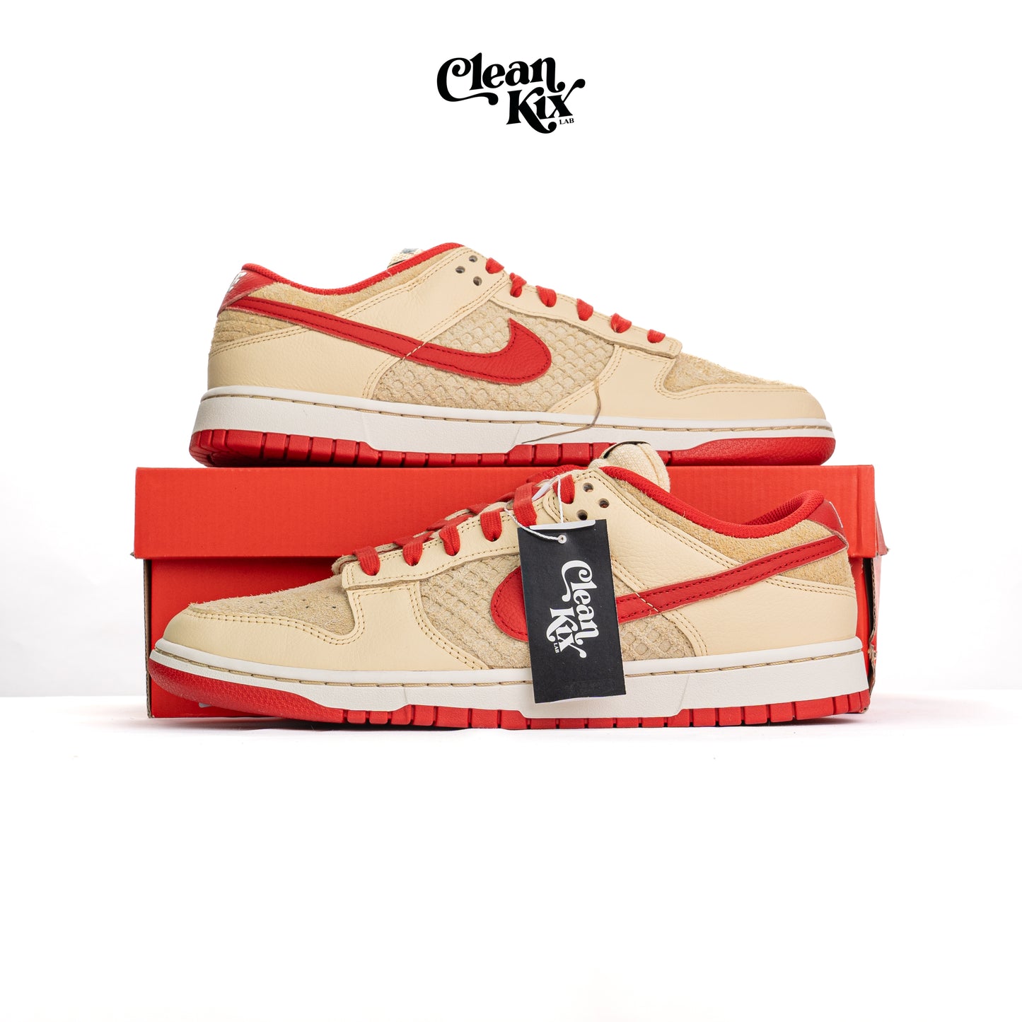 Nike Dunk "Strawberry Waffle"