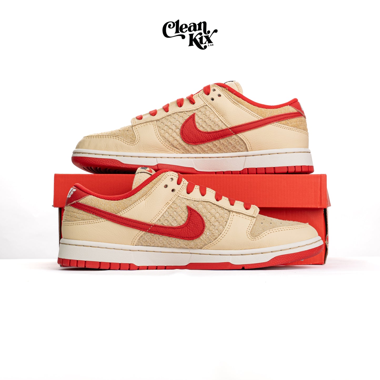 Nike Dunk "Strawberry Waffle"